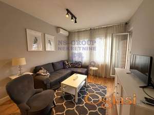 Izdaje se moderan jednoiposoban stan površine 39m², smešten u mirnom i veoma traženom delu grada – Kraljev park.